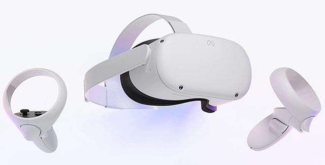Il visore Meta Quest 2 per la realtà virtuale e i controller in dotazione