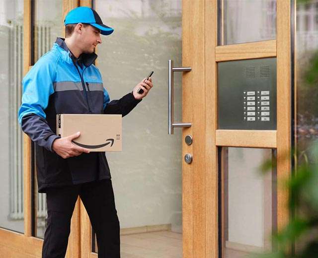 Ring Intercom permette ai corrieri Amazon di lasciare i pacchi al sicuro, anche quando non si è a casa