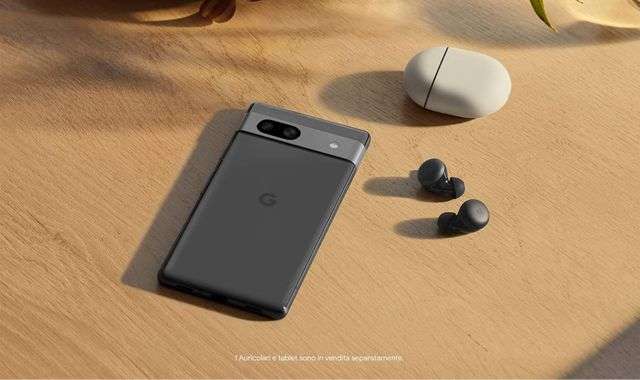 Google Pixel 7a con auricolari