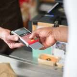 Gli italiani usano sempre di più la carta di credito: ecco come averla gratis