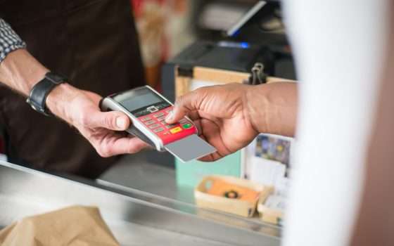 Gli italiani usano sempre di più la carta di credito: ecco come averla gratis