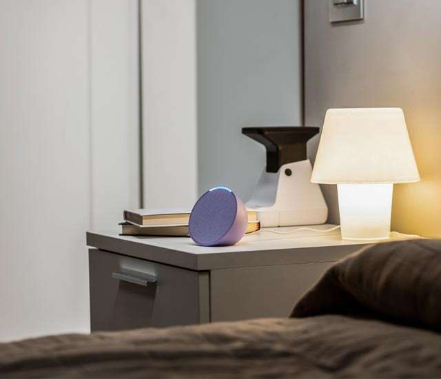 Lo smart speaker Echo Pop nella colorazione Lavanda