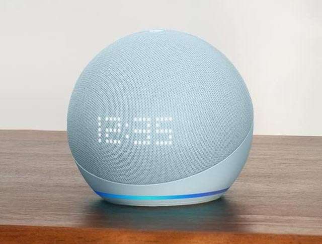Lo smart speaker Echo Show 5 di quinta generazione con orologio
