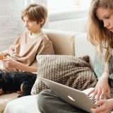 I tuoi figli sono in pericolo: proteggi subito la loro privacy online