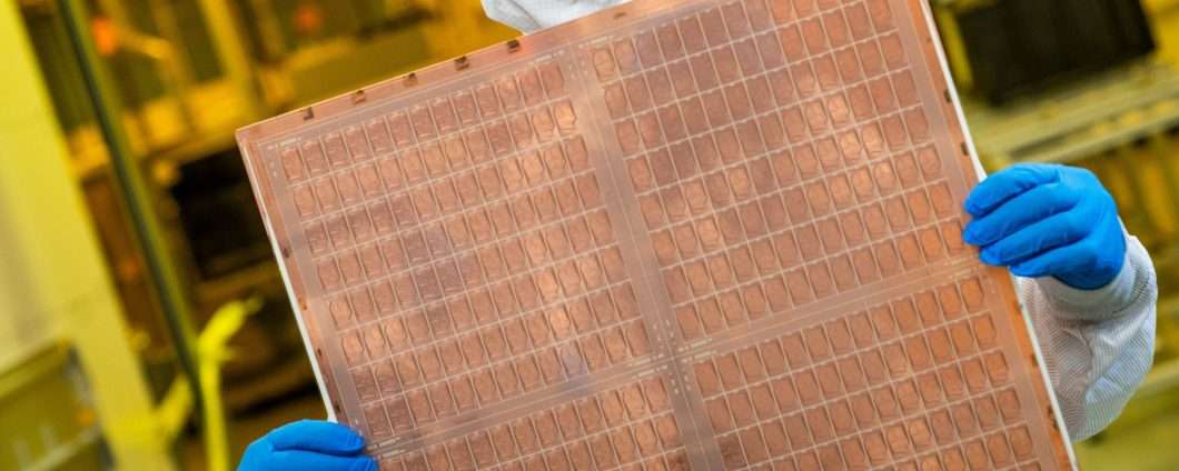 Intel svela il primo substrato in vetro per chip