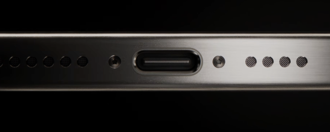 iPhone 15: porta USB-C per ricarica e connessioni