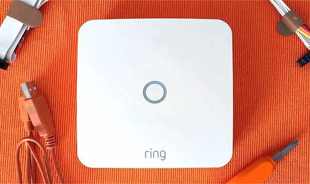 Ring Intercom e l'occorrente per l'installazione al fianco del citofono di casa