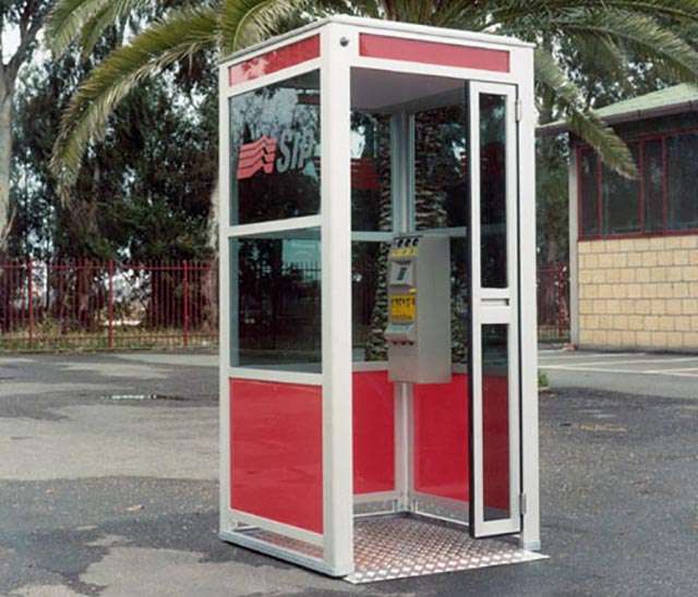 La tradizionale cabina telefonica, in Italia dagli anni '50