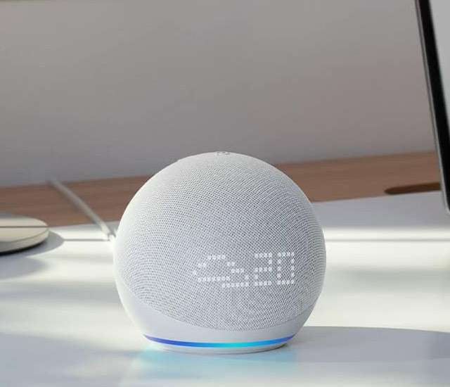 Lo smart speaker Echo Dot con orologio e Alexa