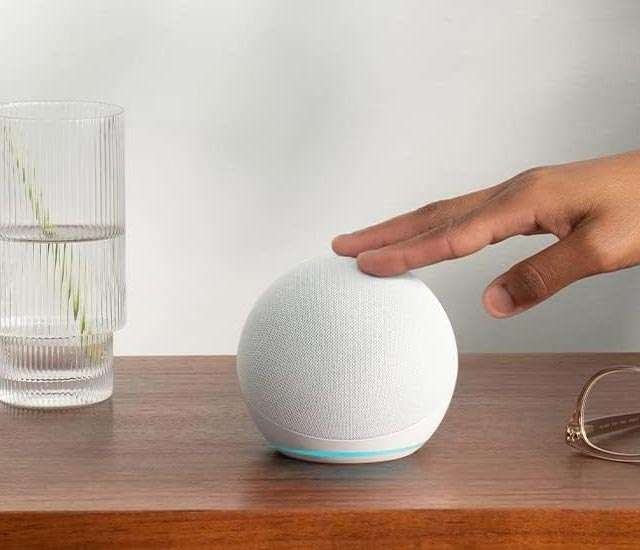Lo smart speaker Echo Dot di quinta generazione con Alexa