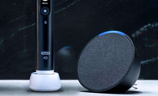 Lo spazzolino elettrico Oral-B iO6 e lo smart speaker Echo Pop con Alexa