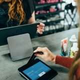 Mobile POS di Nexi: nessun costo fisso e commissioni azzerate per i piccoli pagamenti