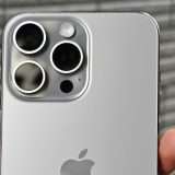 iPhone 15 Pro Max detta la moda delle lenti ibride