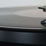 Truffatori usano l'AI per vendere falsi brani piratati pre-release