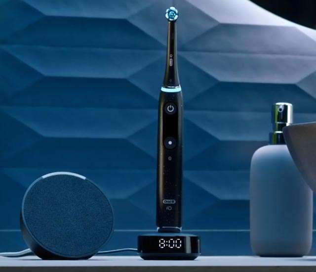 Lo spazzolino elettrico Oral-B iO6 e l'altoparlante intelligente Echo Pop con Alexa