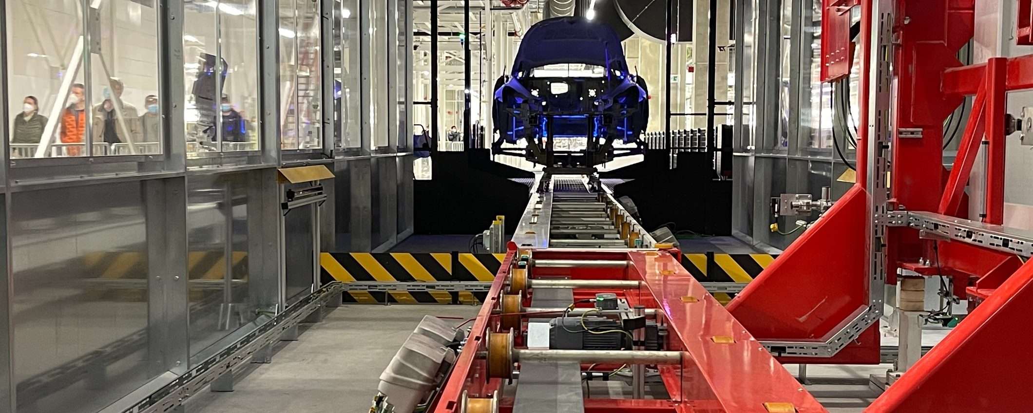Dipendente Tesla attaccato da robot: la rivolta delle macchine?