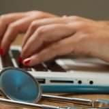 ChatGPT batte i medici? Per molti dà diagnosi migliori