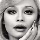 Raffa è disponibile in streaming: dove guardare la serie su Raffaella Carrà