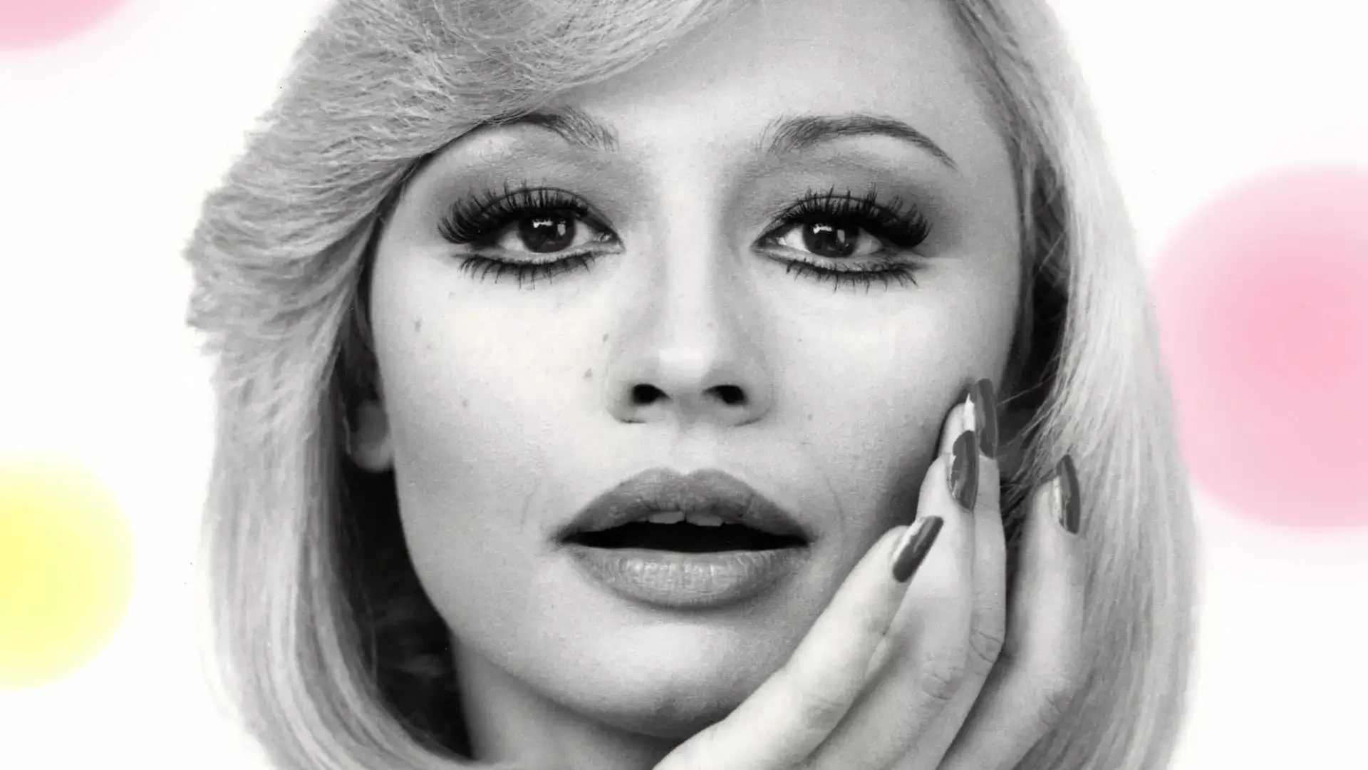 Raffa è disponibile in streaming: dove guardare la serie su Raffaella Carrà