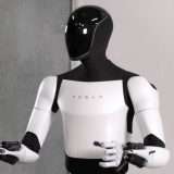 Il robot Tesla Optimus piega una maglietta