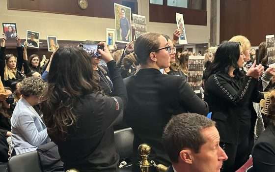 Sicurezza online dei minori: Zuckerberg chiede scusa