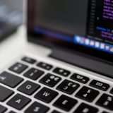 Amazon e AWS, doppio impegno per le competenze digitali tra le donne