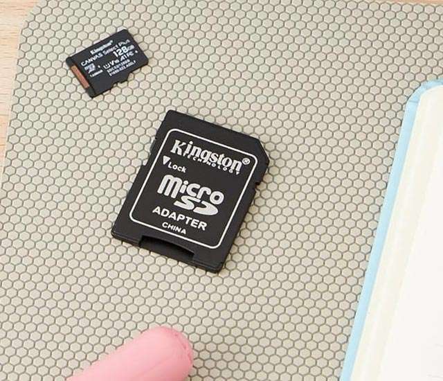 La microSD da 128 GB della gamma Kingston Canvas Select Plus e l'adattatore SD in dotazione
