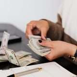 Prestito personale in un giorno: con i tassi in calo, richiederlo conviene