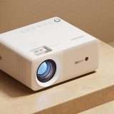 Proiettore portatile BT con treppiede: a 59€ è tuo