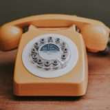 Truffe telefoniche con voci clonate dall'AI: l'allarme di Hiya