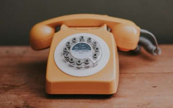 Truffe telefoniche con voci clonate dall'AI: l'allarme di Hiya