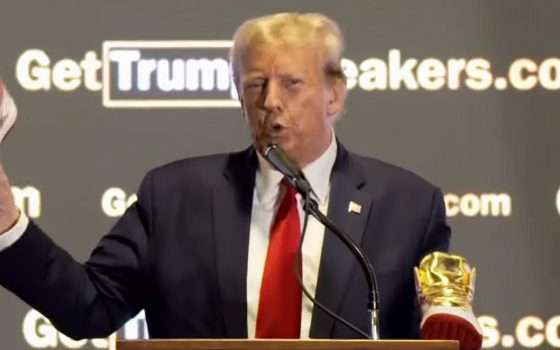 Trump vende sneaker dorate: non è un deepfake IA