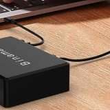 METÀ PREZZO per questo caricatore da 100 W con 8 porte