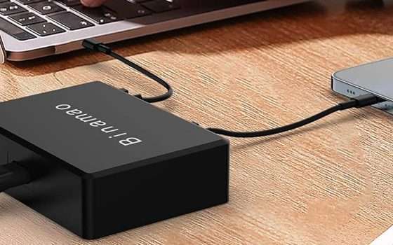 METÀ PREZZO per questo caricatore da 100 W con 8 porte