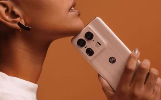 Motorola edge 50: il ritorno dello smartphone in legno