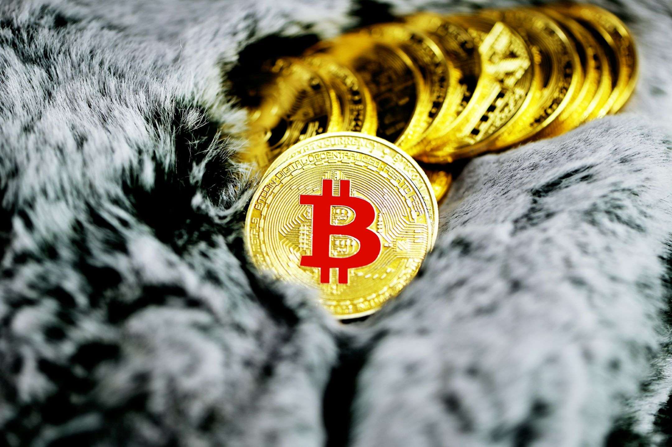 una serie di monete bitcoin