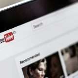 YouTube vieta ai bambini di commentare i video
