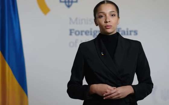 Victoria Shi è la prima portavoce generata dall'IA
