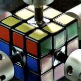 Robot Mitsubishi risolve il cubo di Rubik in meno di 1 secondo
