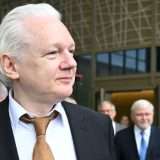 Julian Assange si dichiara colpevole e torna libero