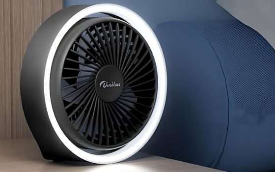 Mini ventilatore da tavolo USB con luce LED a 11 euro in doppio sconto Amazon