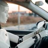 Questo robot umanoide può guidare le auto, più o meno