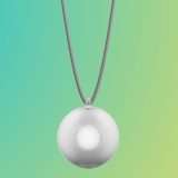 Friend, il ciondolo AI che sembra uscito da un episodio di Black Mirror