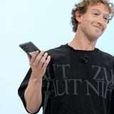 La maglietta di Zuckerberg e il motto latino: cosa significa?