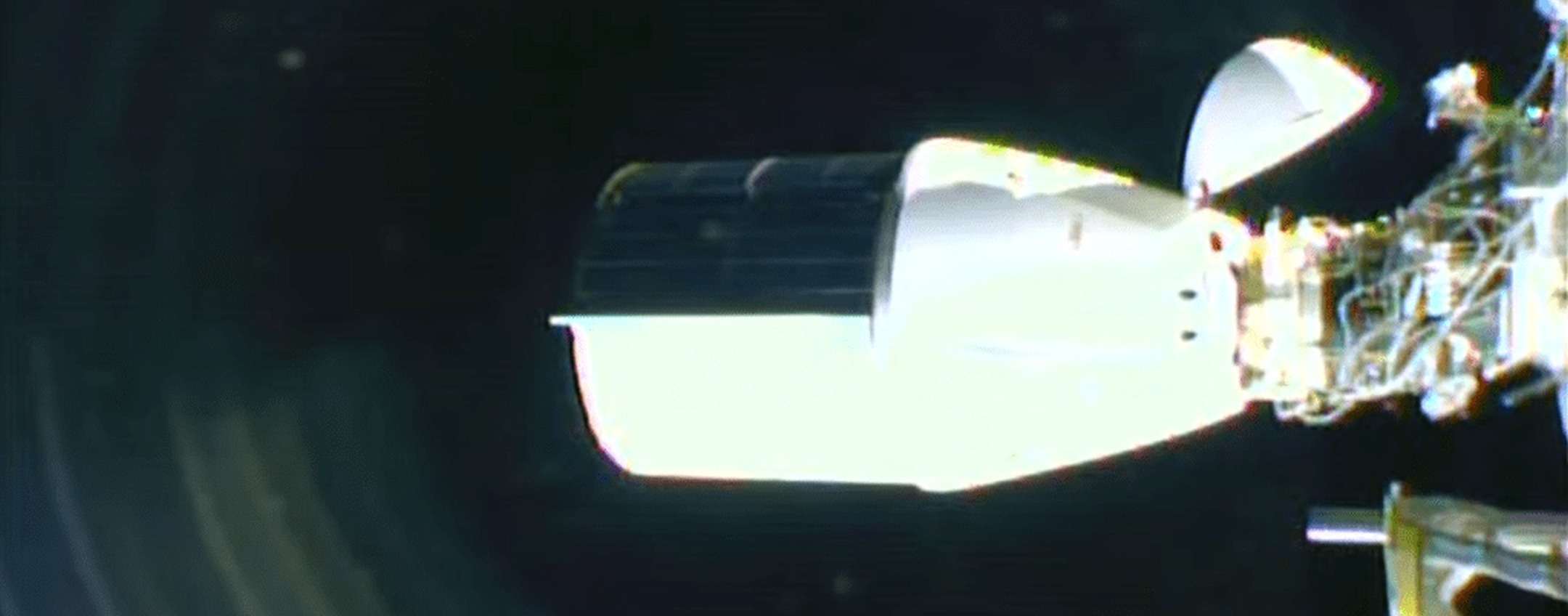 SpaceX Dragon corregge l’orbita della stazione spaziale