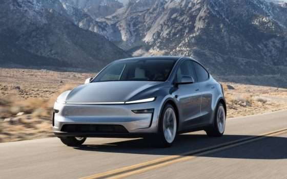 Il Full Self-Driving di Tesla sotto indagine in USA: passa col rosso