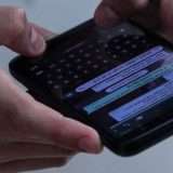 Offerte di lavoro truffa corrono su WhatsApp: allarme in Italia