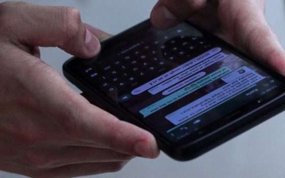 Offerte di lavoro truffa corrono su WhatsApp: allarme in Italia