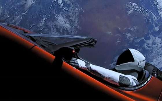 Tesla nello spazio scambiata per asteroide: incredibile errore