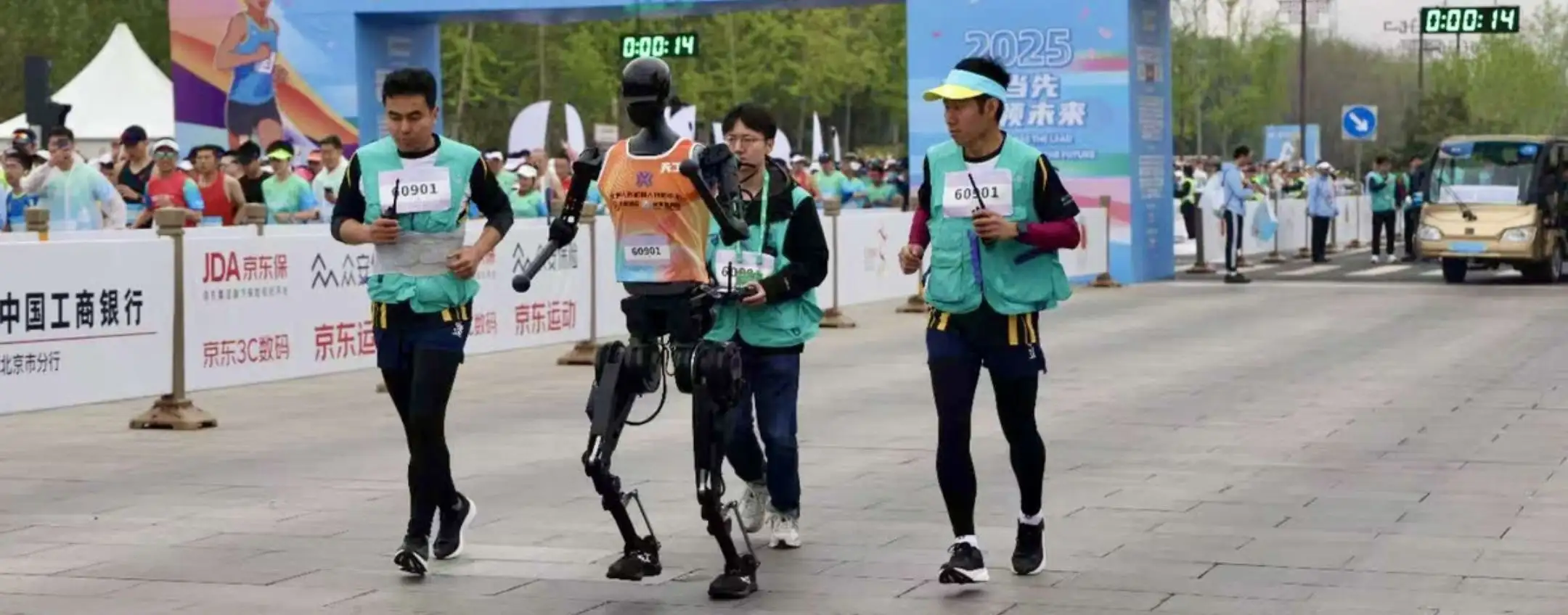 Robot umanoidi corrono la maratona di Pechino, ma in oltre 2 ore
